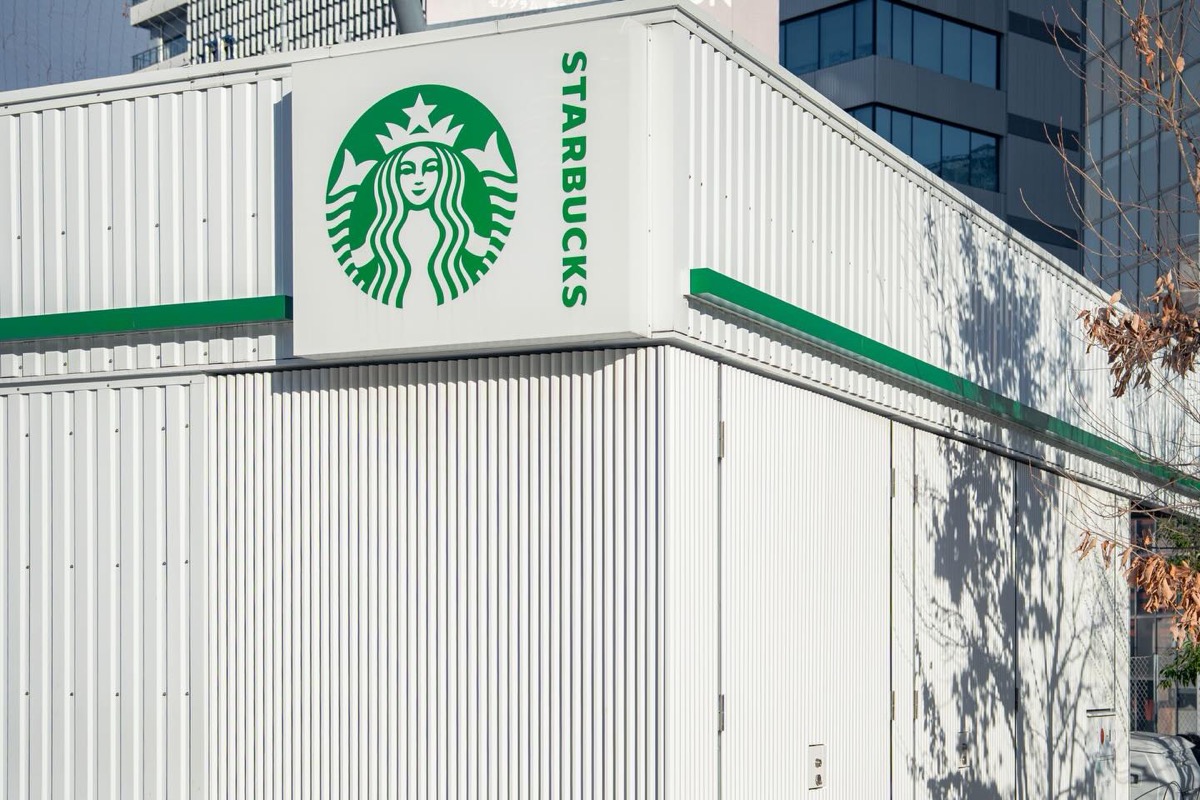 白い外壁と緑のロゴが目立つスターバックス外観
