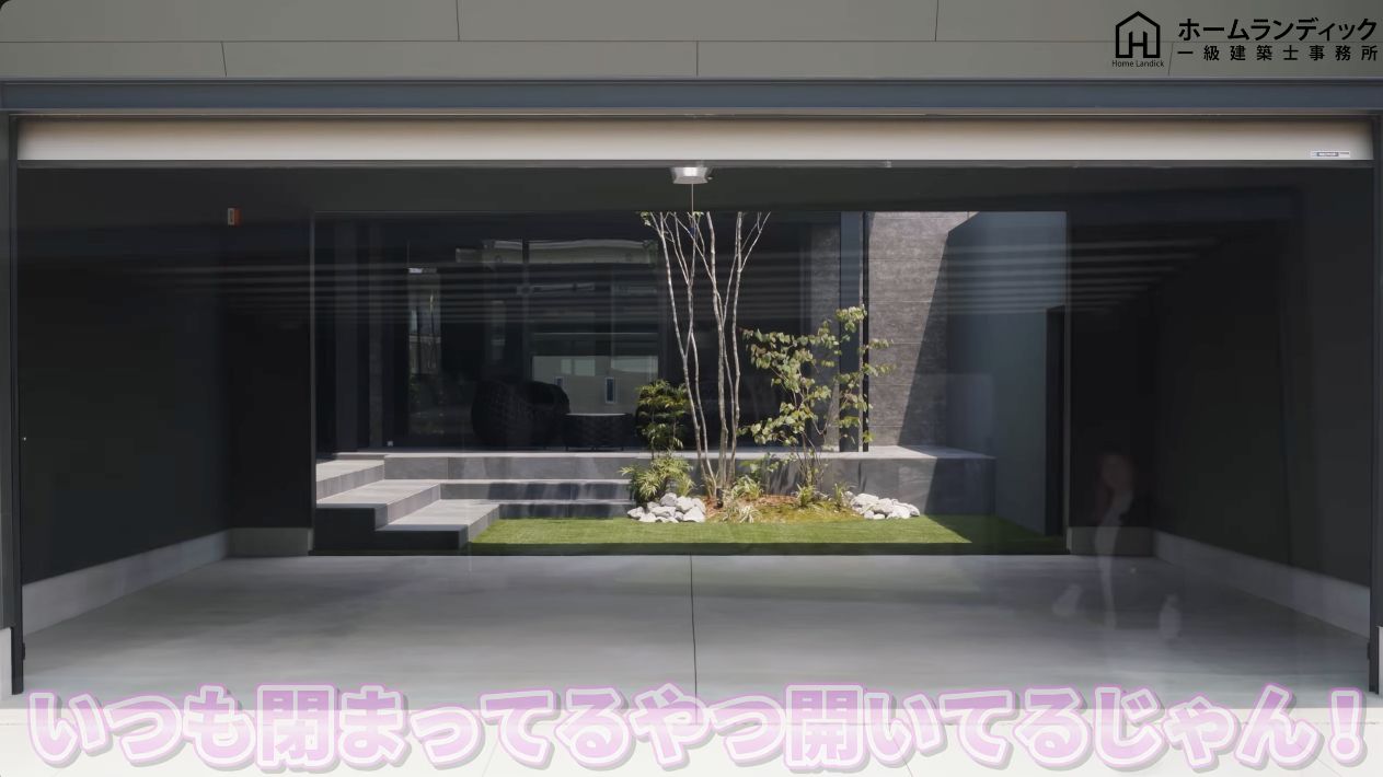 間接照明で落ち着いた印象に整えた高天井LDK