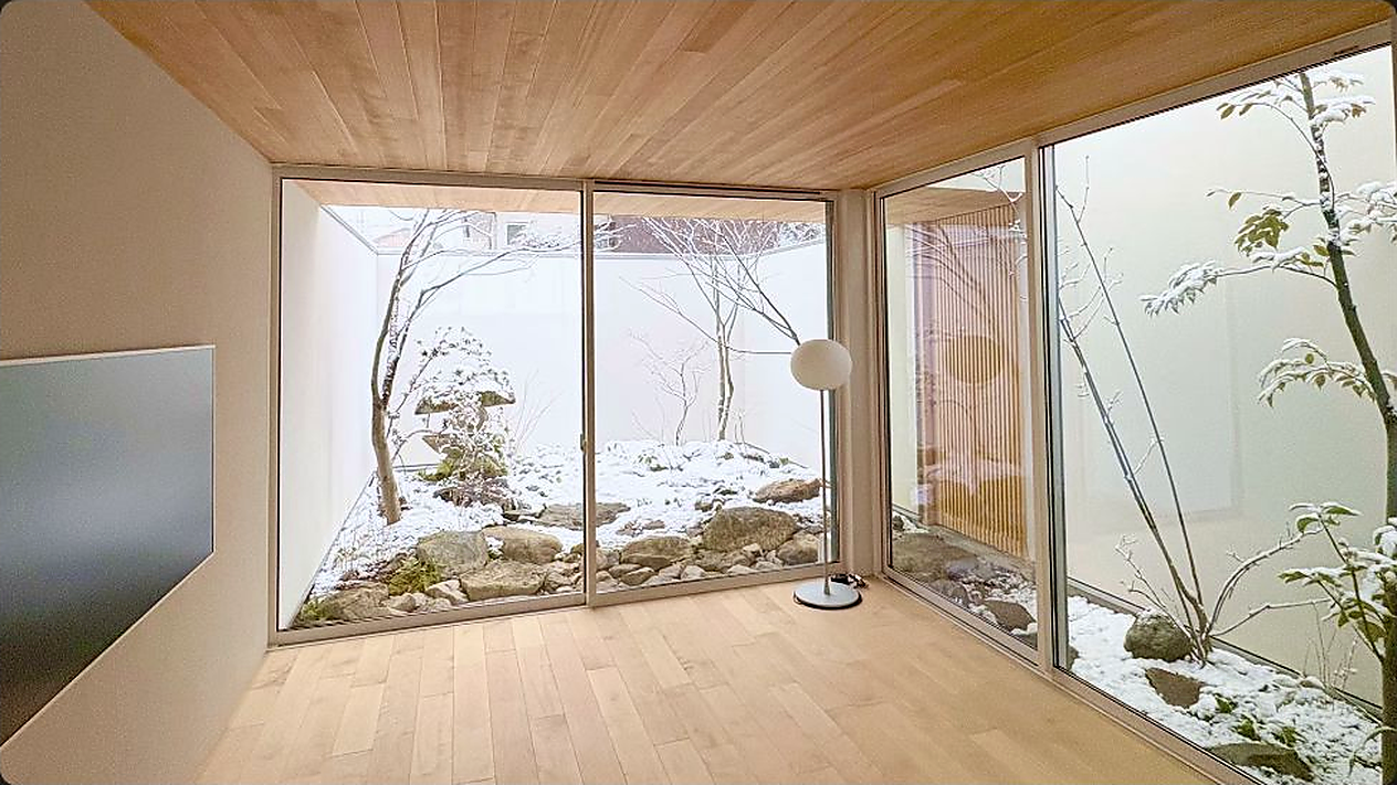 庭を望む窓と和モダンの室内