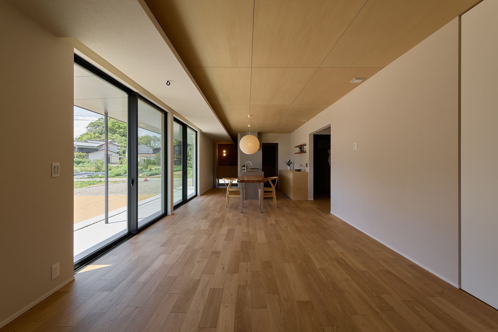 大屋根の下、横一列にひらいたLDK