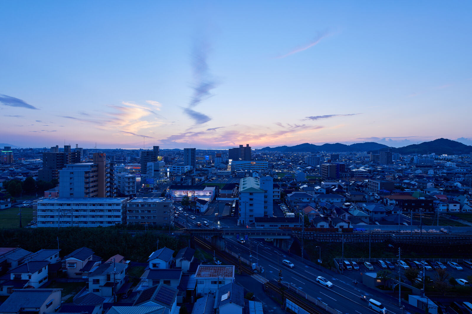 夕暮れの街を見下ろすマンションからの眺め