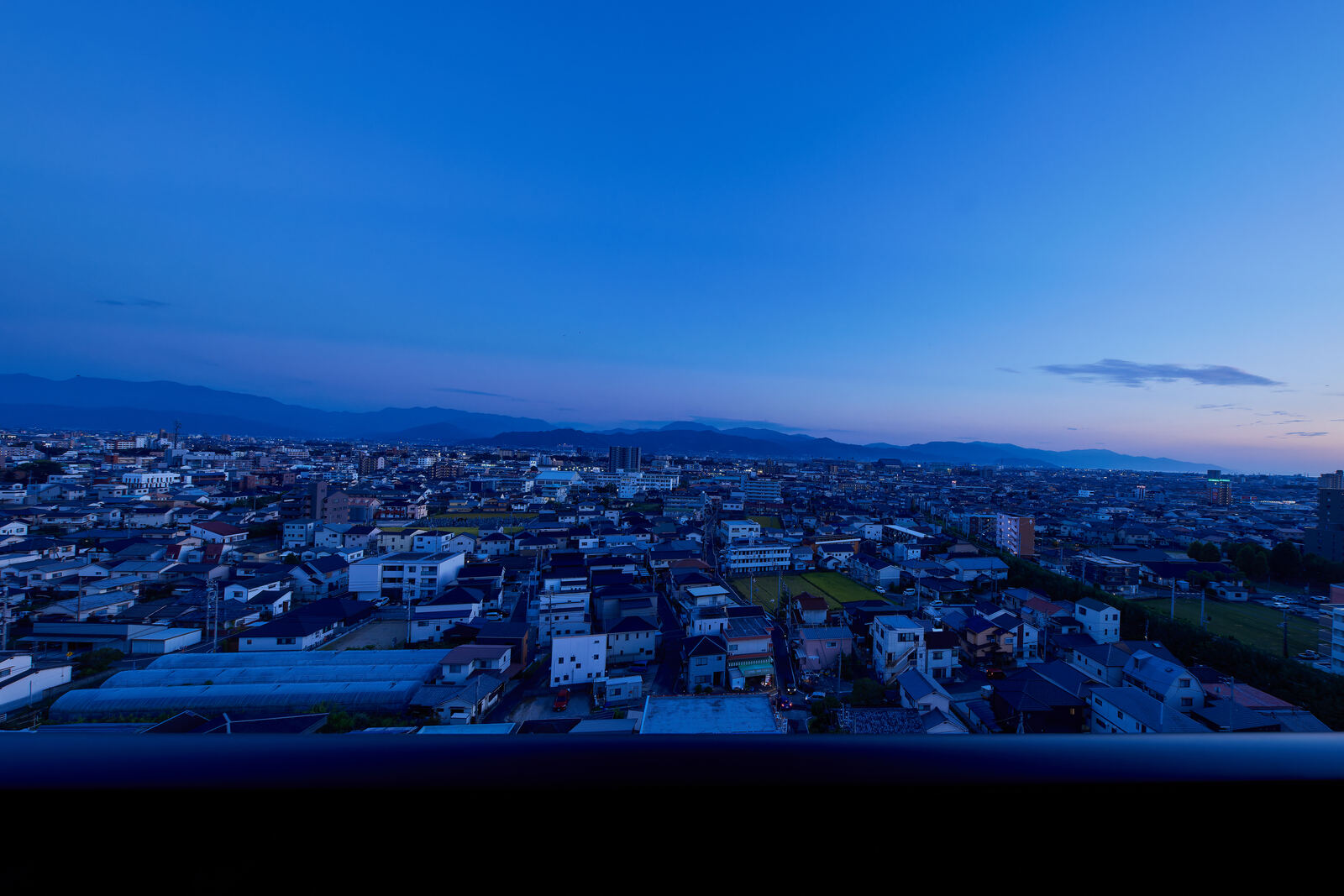 夕暮れに染まる街並み。バルコニーからの眺望