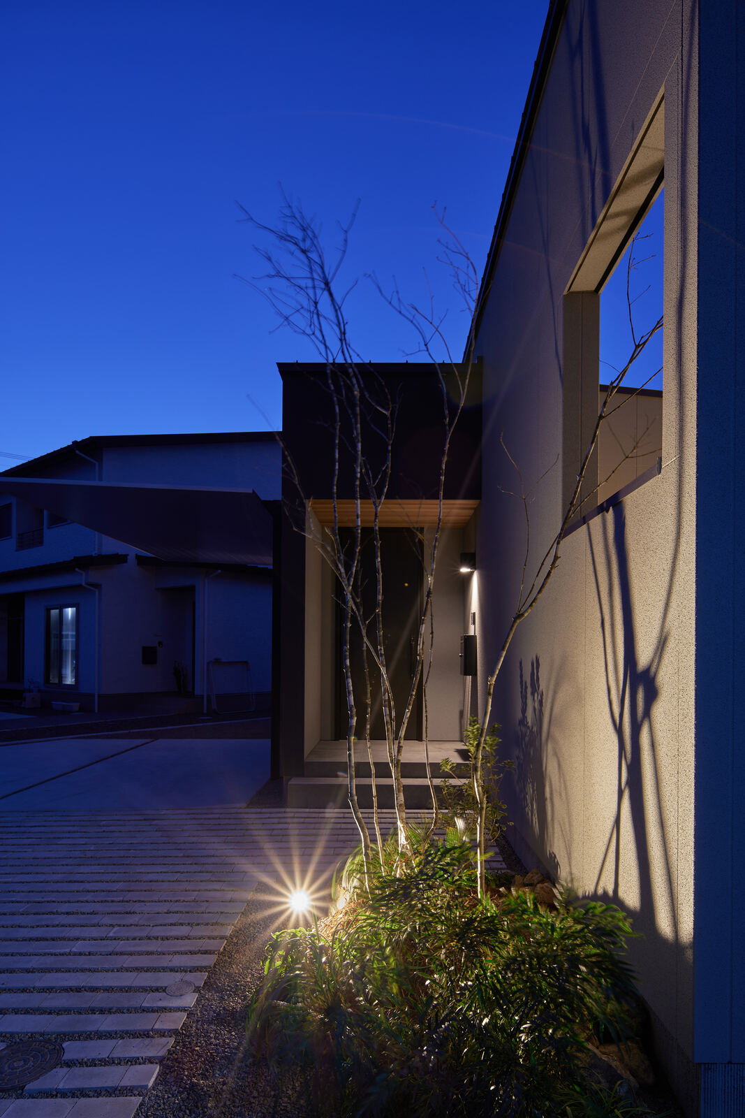 夜、玄関アプローチの灯りと植栽