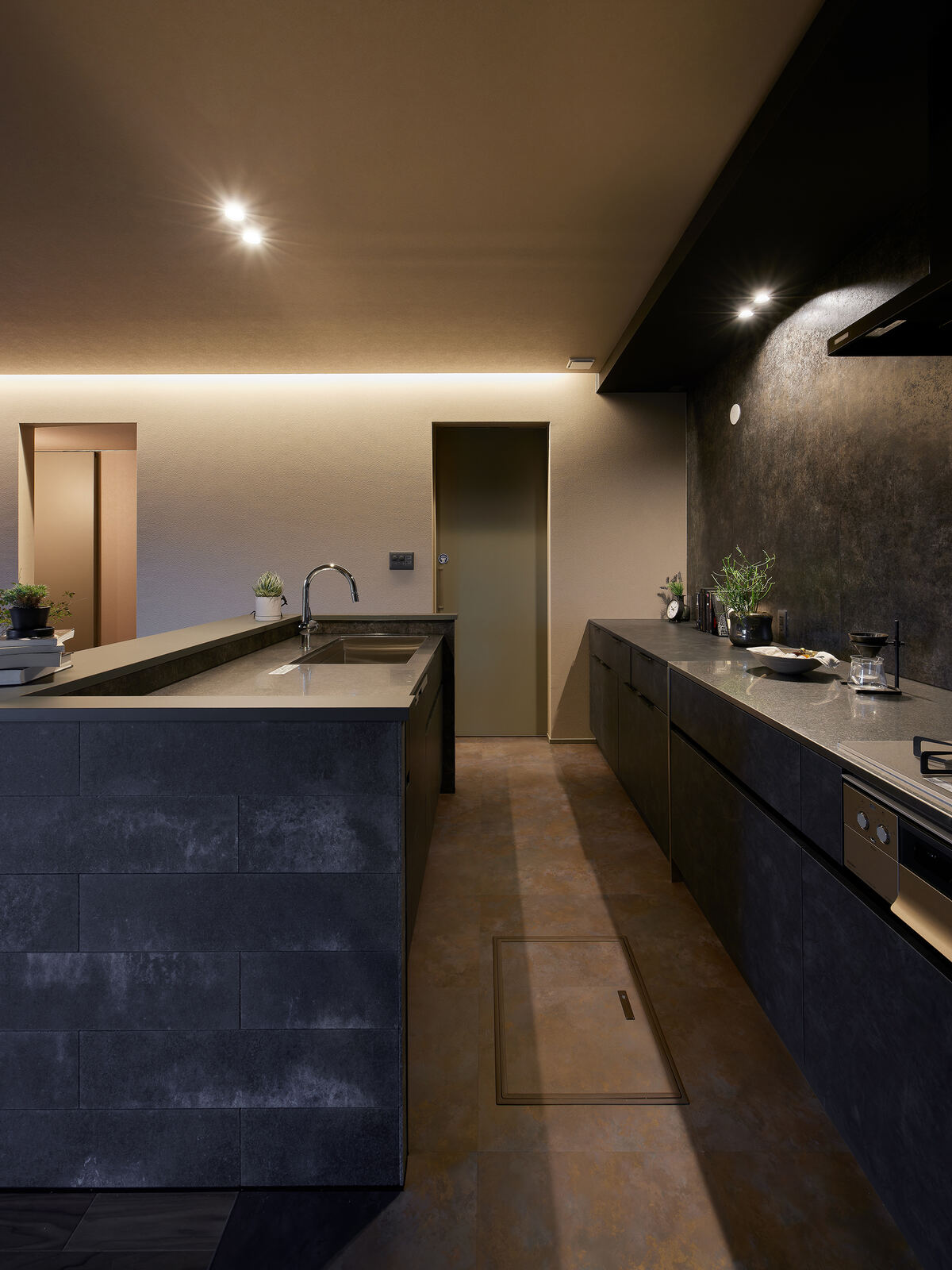 夜のキッチン、石目の島と手元の灯り