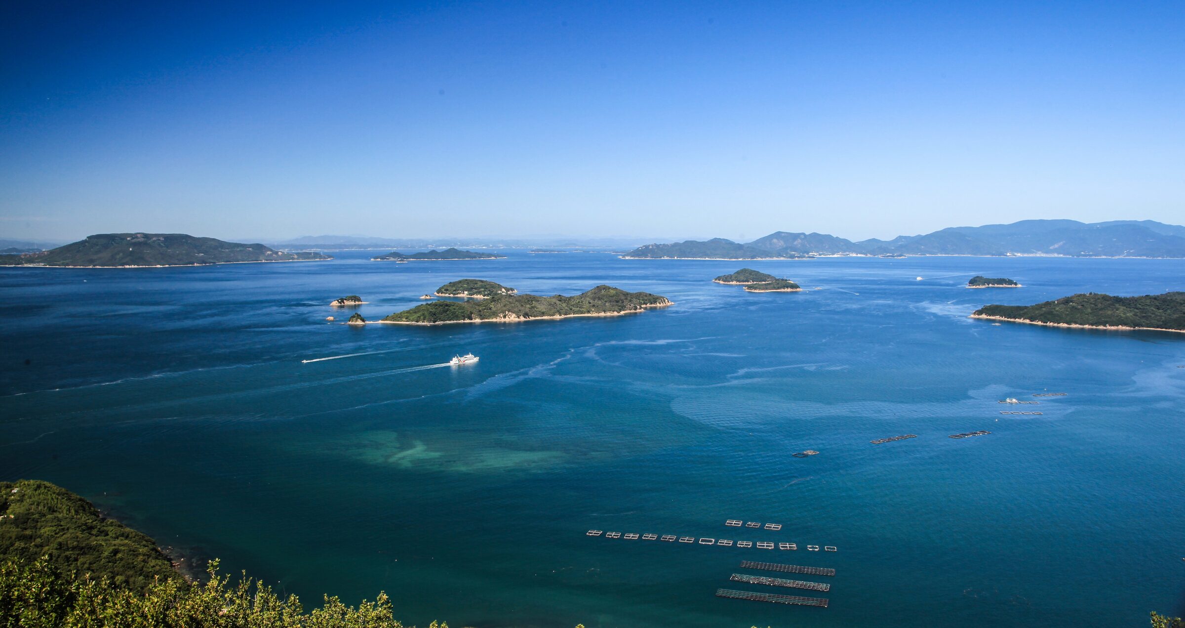 高台から見下ろす、吉備路の青い海と島々
