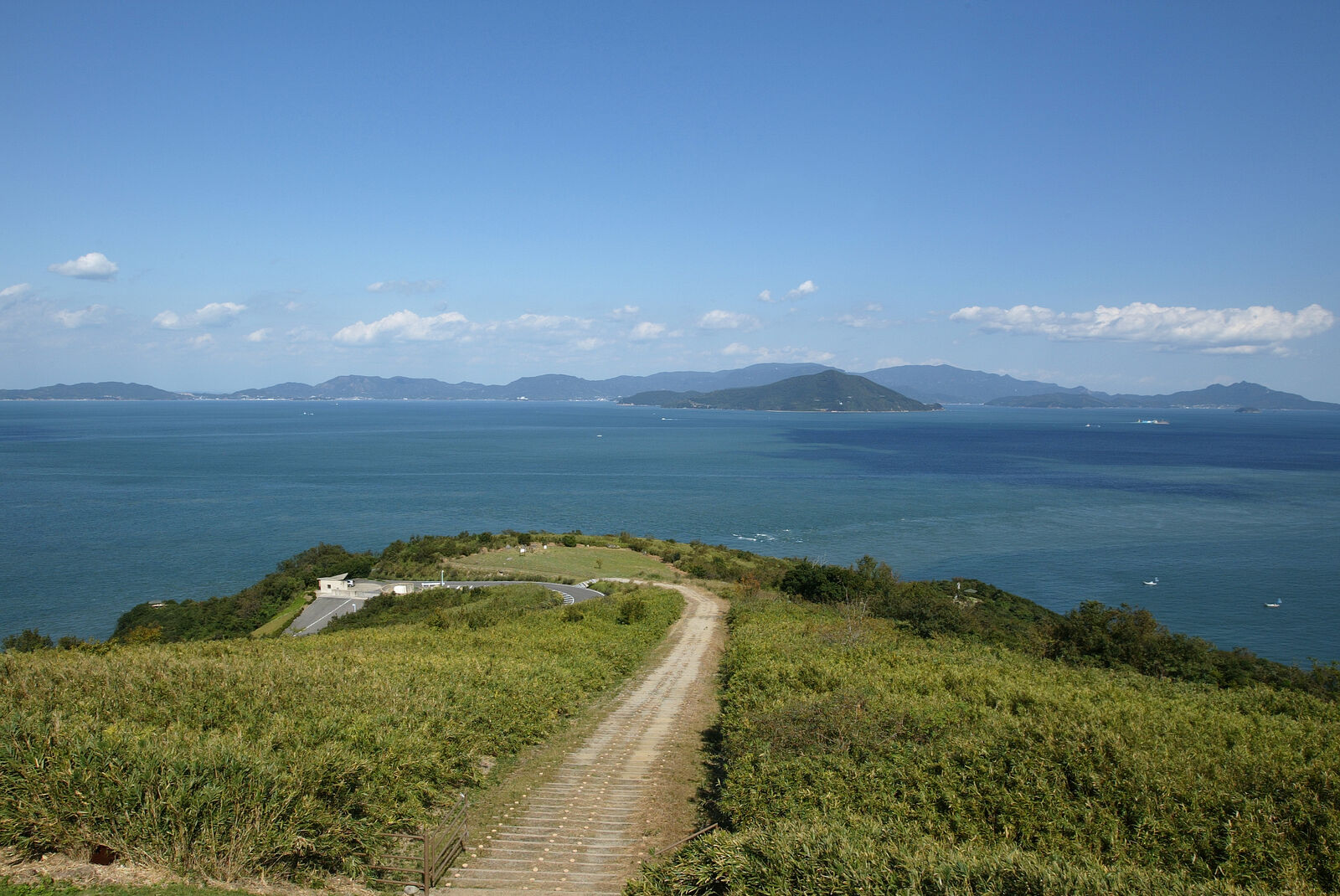 島の丘の道から望む、穏やかな内海