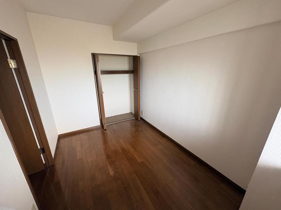 谷万成のマンションのリビング以外の居室