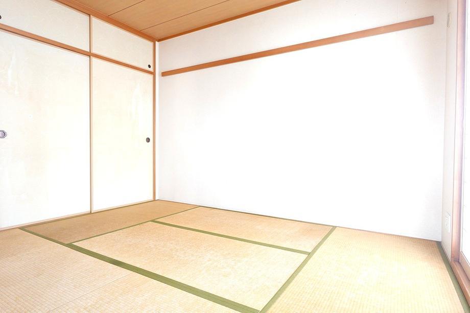 西大寺中のマンションのリビング以外の居室