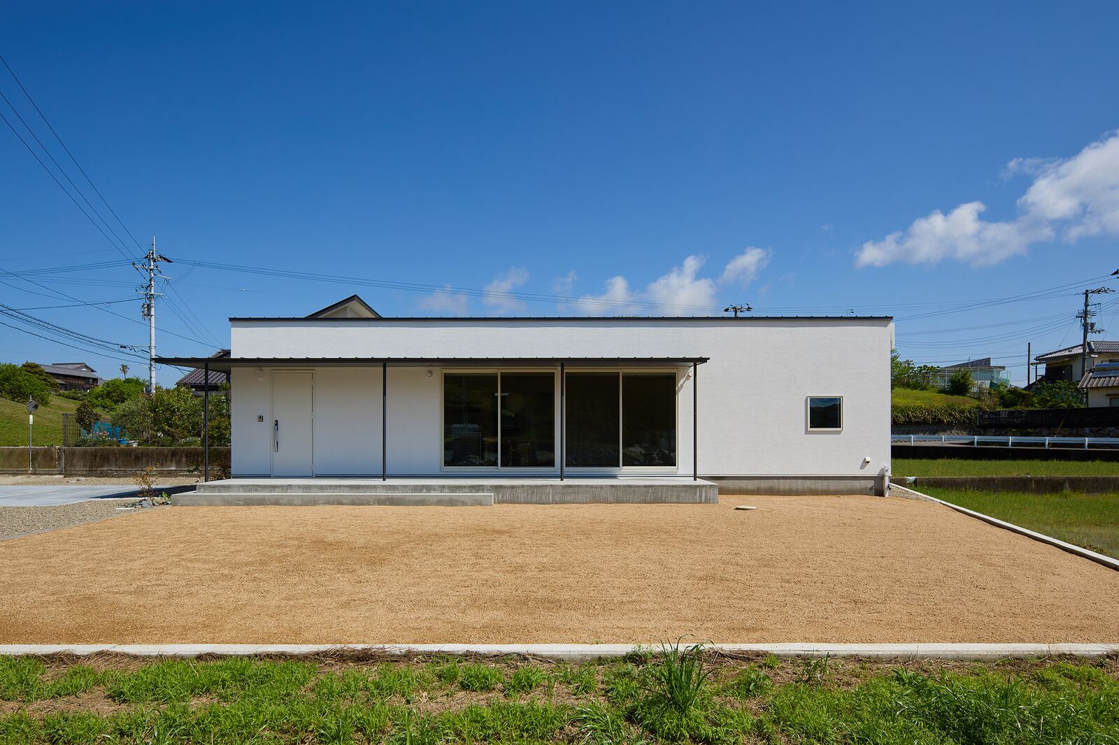 白い平屋の外観