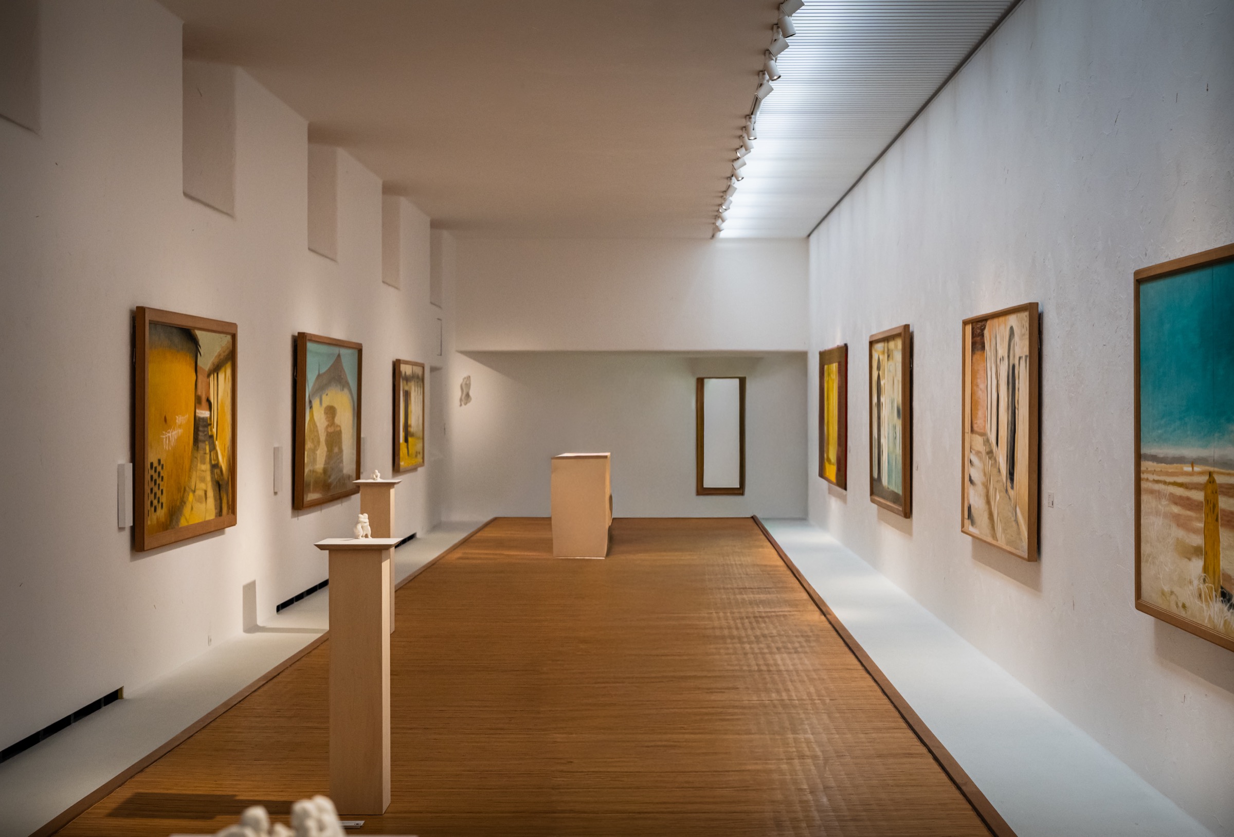 滨松市秋野不矩美术馆内铺藤席、放着展台的展厅