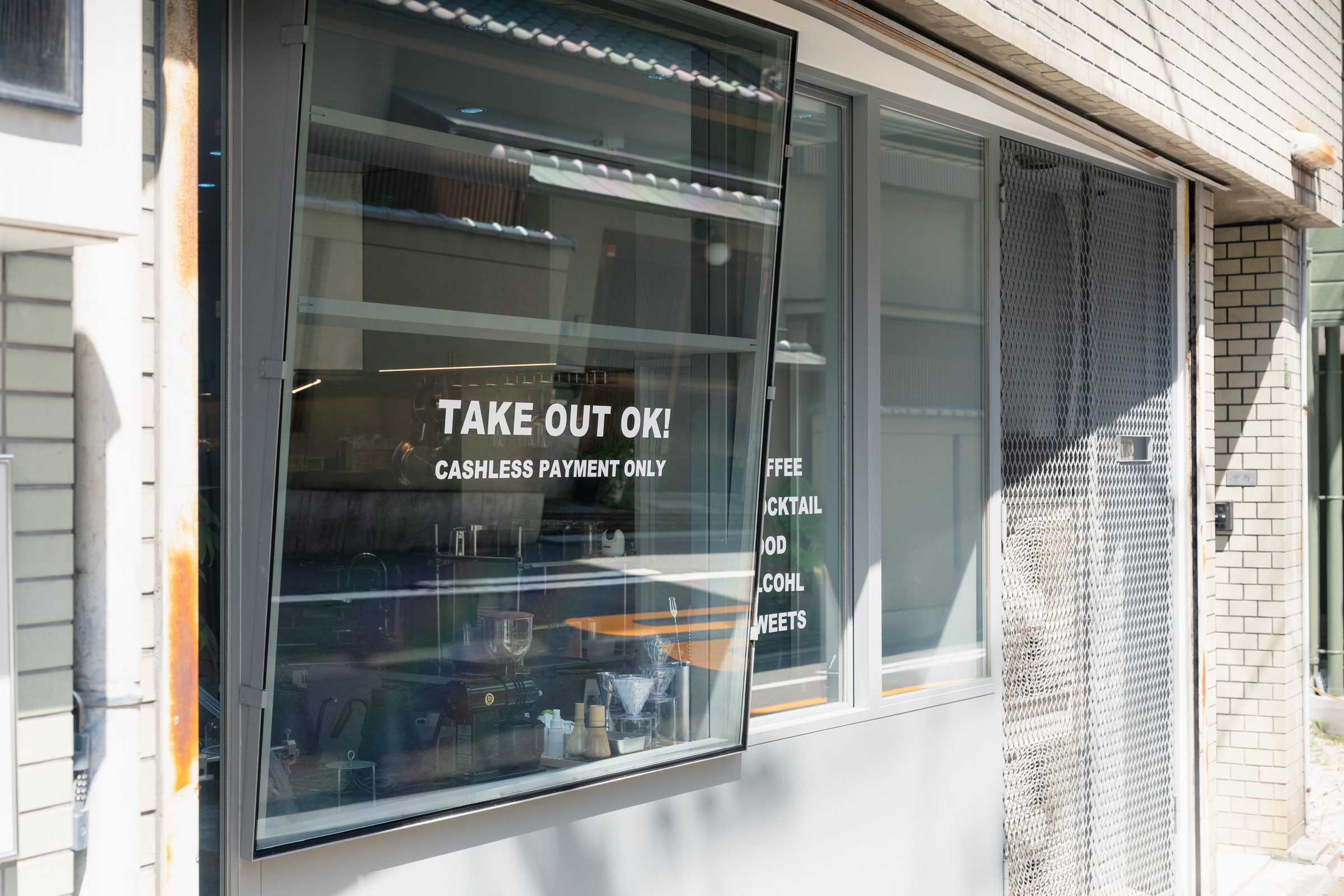 TAKE OUT OK!の窓。キャッシュレス専用