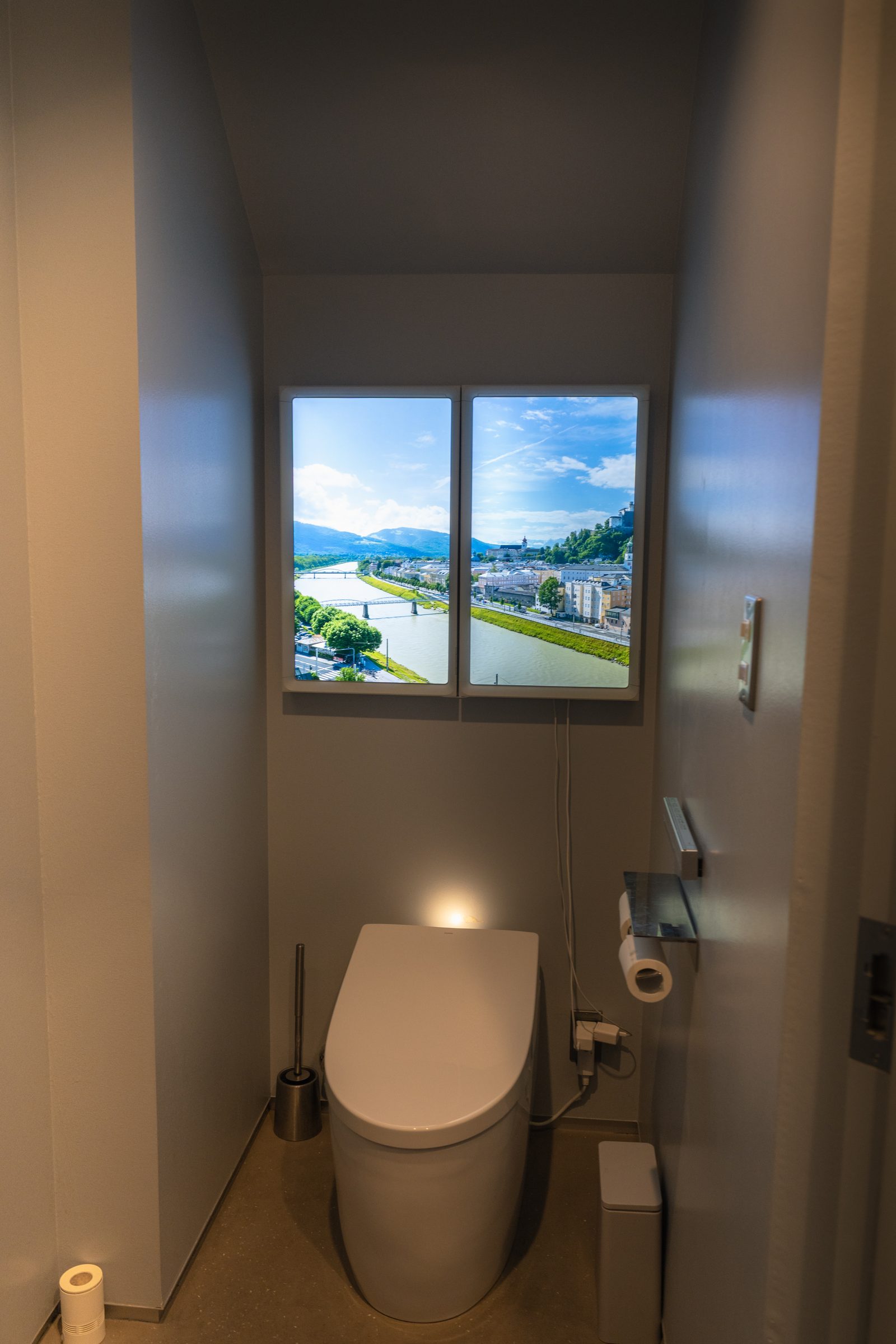 トイレの中の「窓」。世界の風景が流れる
