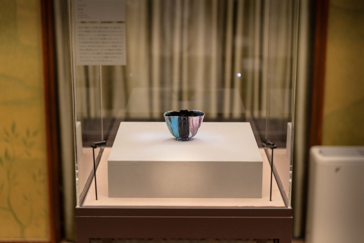 ガラスの作品。脚のついた器が並ぶ