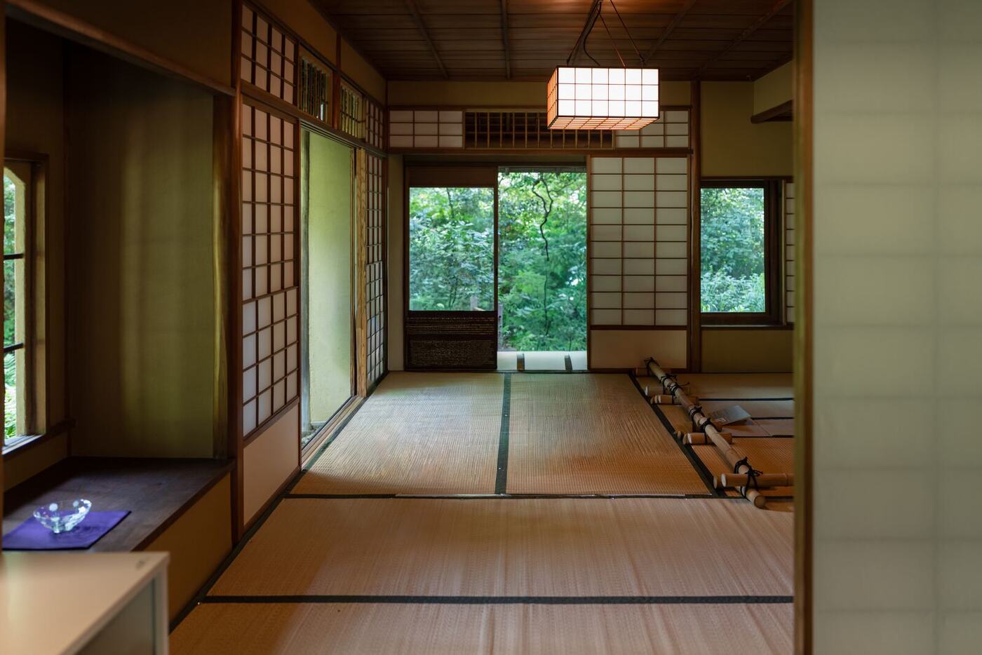茶室の内部。障子を開けると庭が広がる