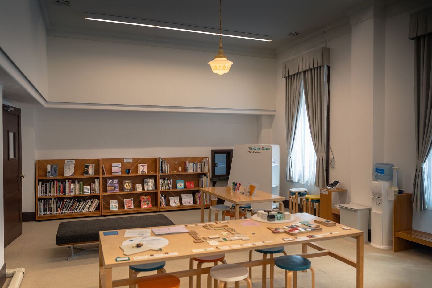 図書室。造り付けの書棚と丸い天井