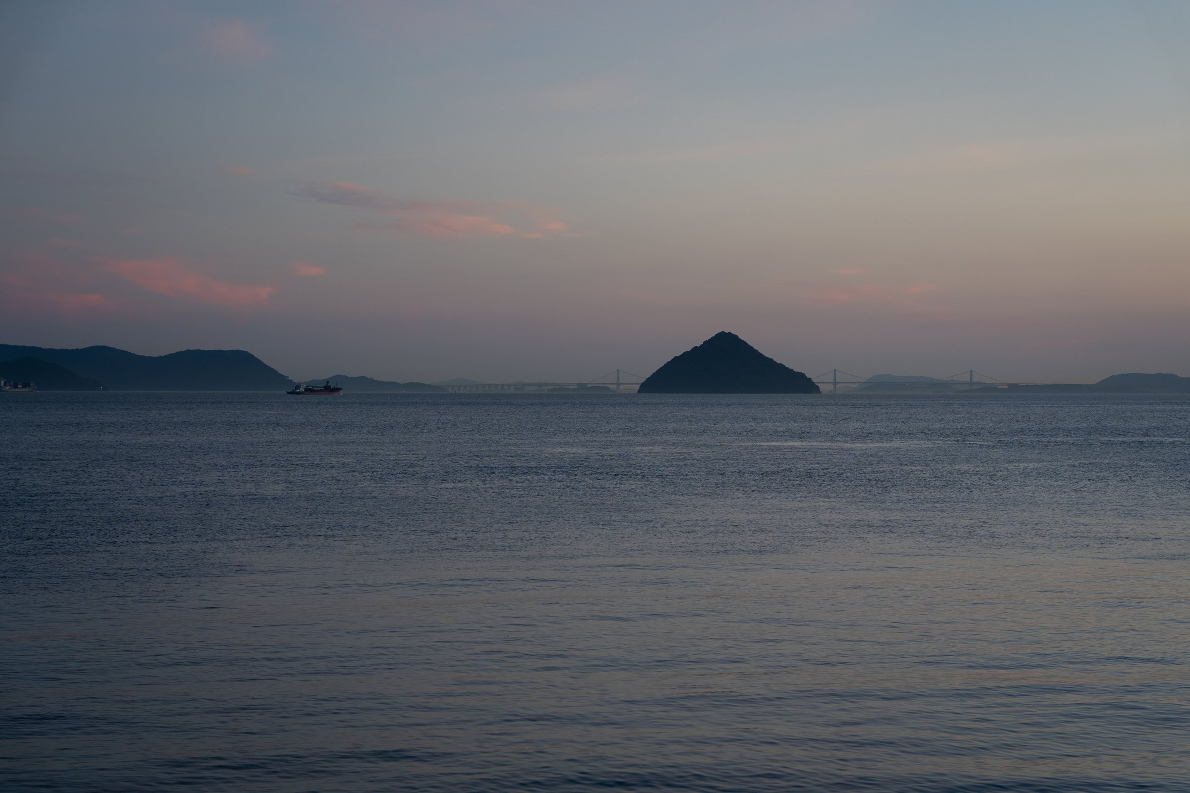 瀬戸内の島影