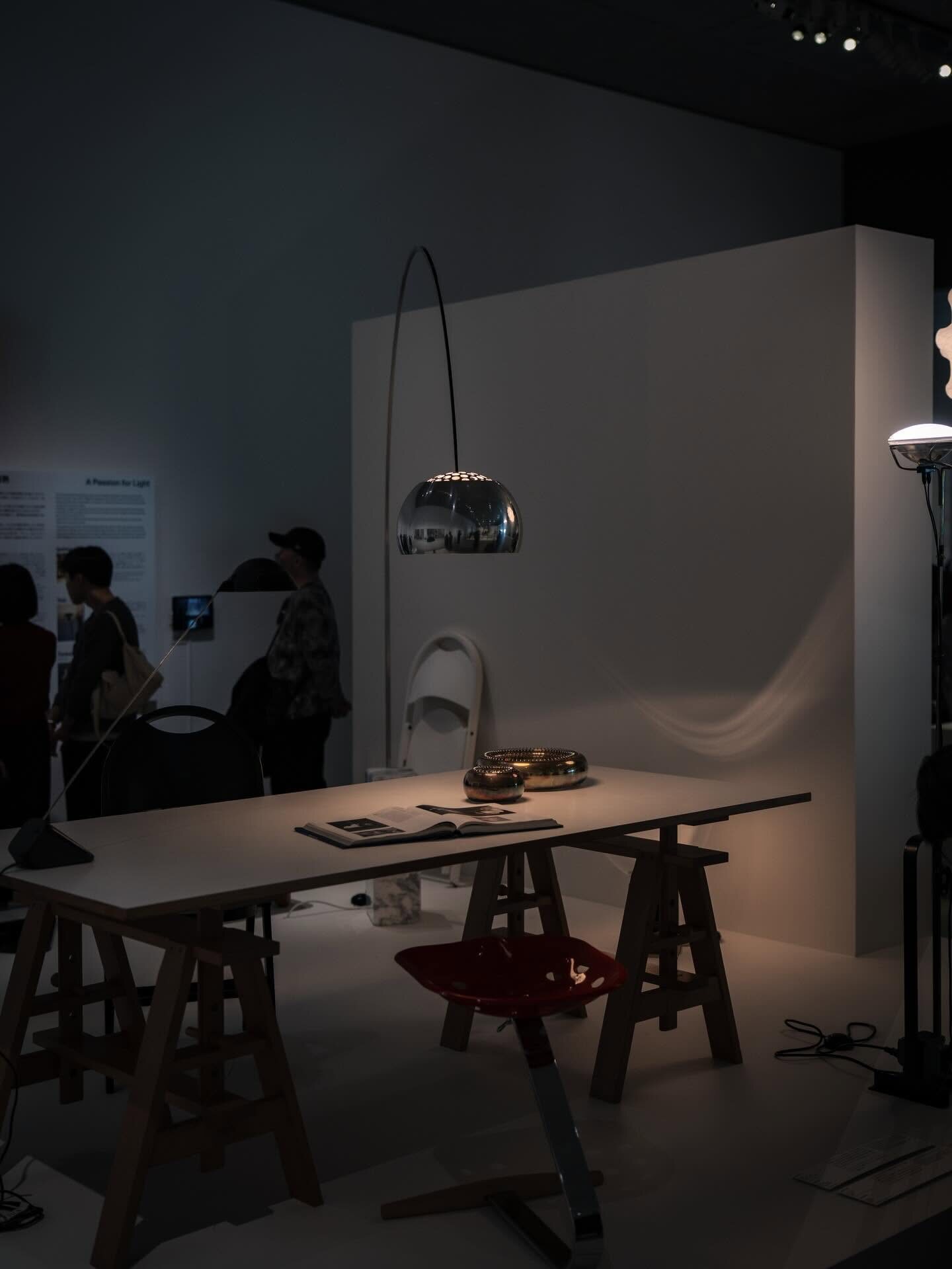 カスティリオーニの部屋。アルコの弧が作業台の上に伸びている