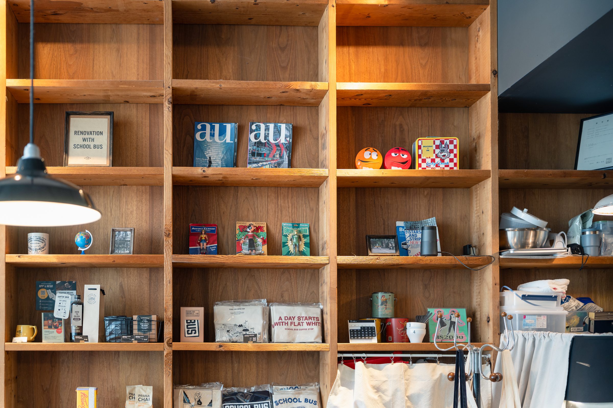 世界観に合わせて選ばれた物販の棚(SCHOOL BUS COFFEE STOP キタハマ)