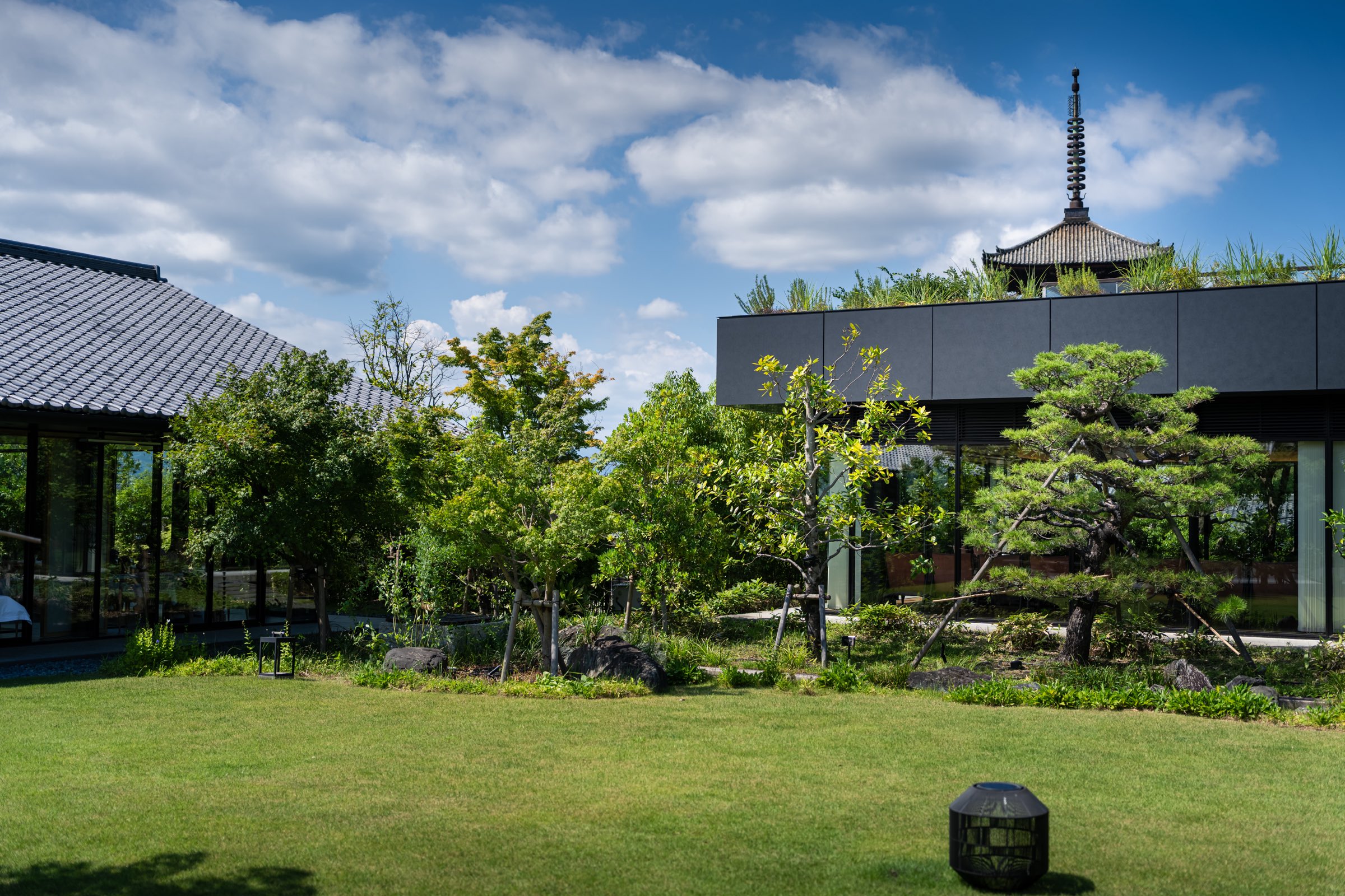庭の向こうに八坂の塔(法観寺)が見える(ザ・ホテル青龍 京都清水)