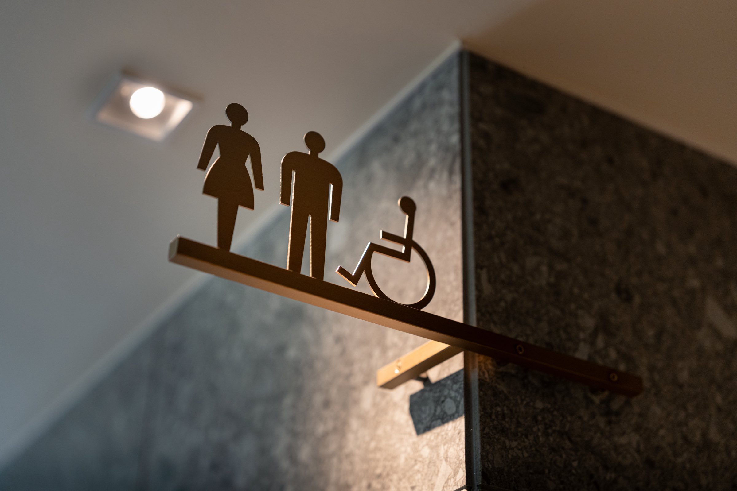 シーソーに乗った三人の真鍮製トイレサイン(ザ・ホテル青龍 京都清水)