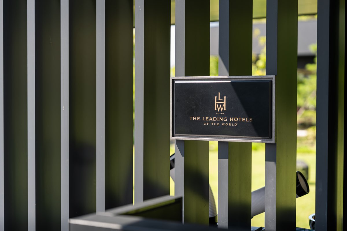 縦ルーバーの間に取り付けられたThe Leading Hotels of the Worldの銘板(ザ・ホテル青龍 京都清水)
