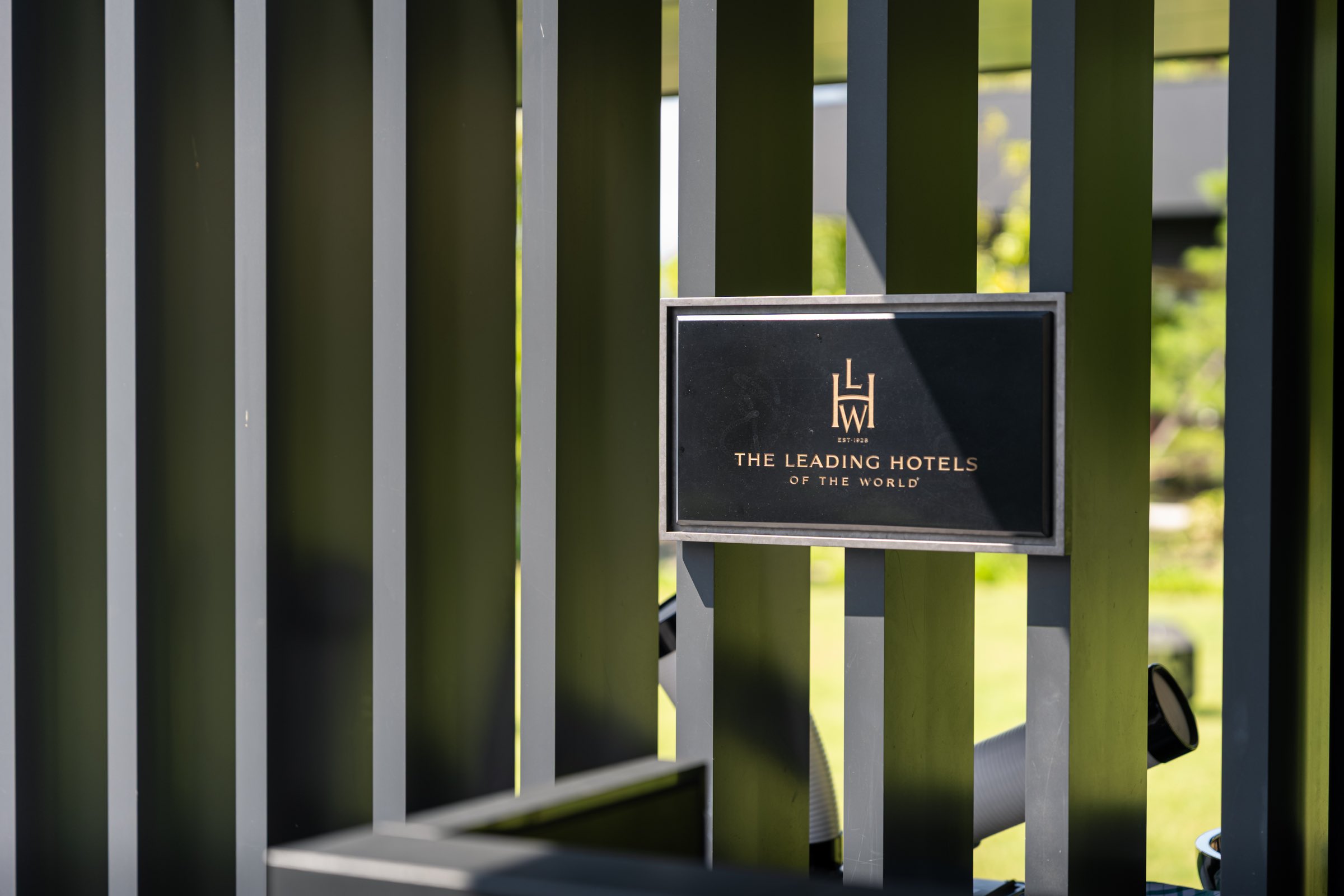 縦ルーバーの間に取り付けられたThe Leading Hotels of the Worldの銘板(ザ・ホテル青龍 京都清水)