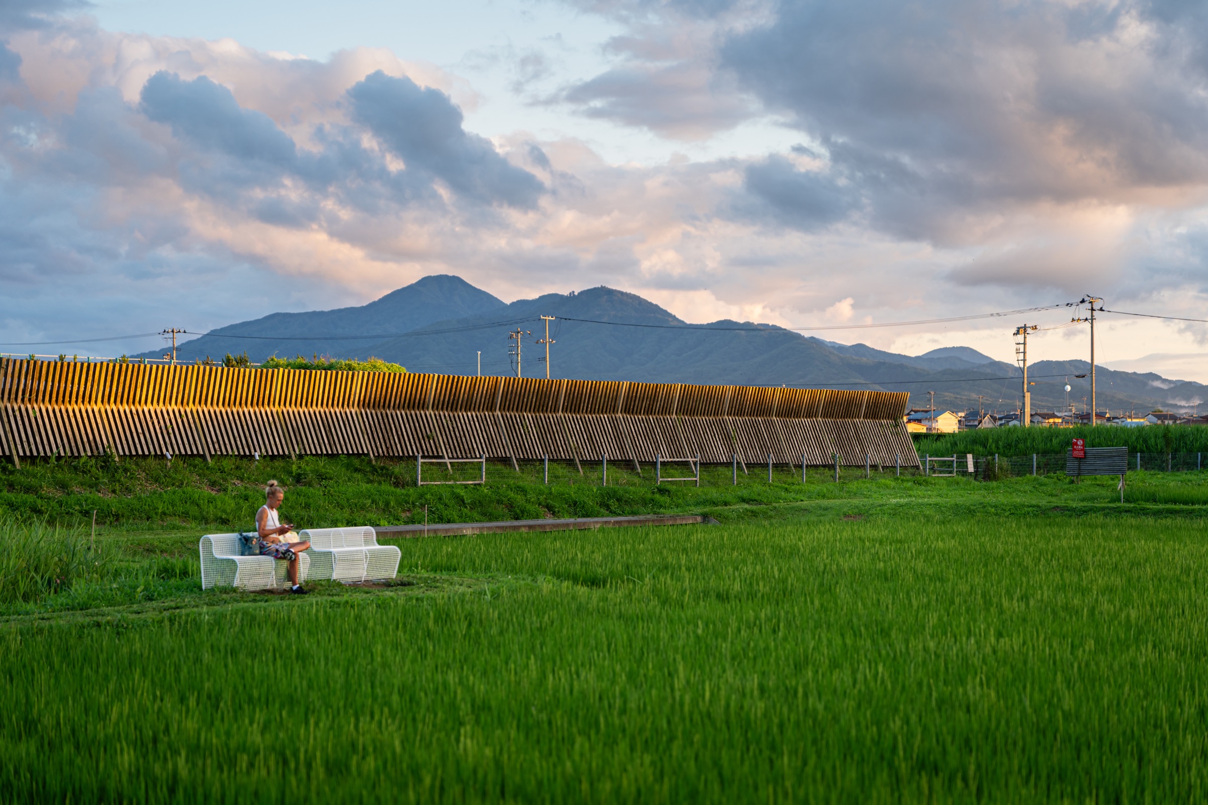 水田越しに月山方面の山並みを望む夕景(ショウナイホテル スイデンテラス)