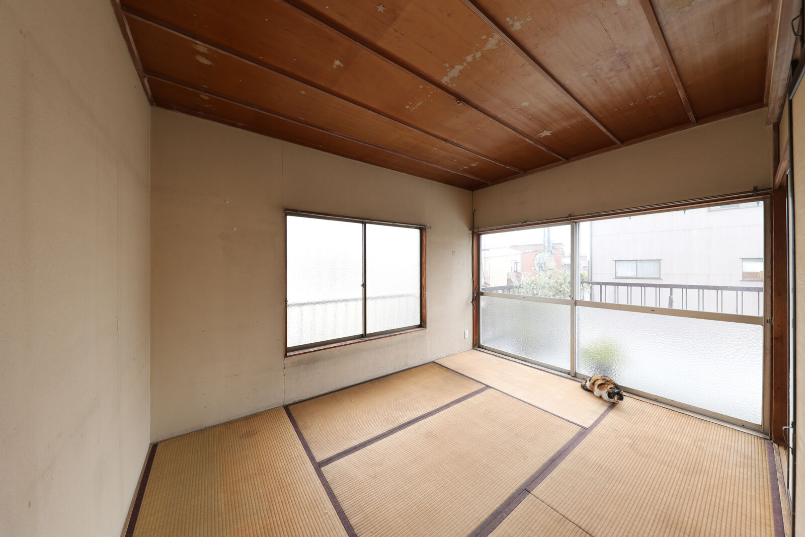 空き家になった住宅の和室。畳と障子が残っている