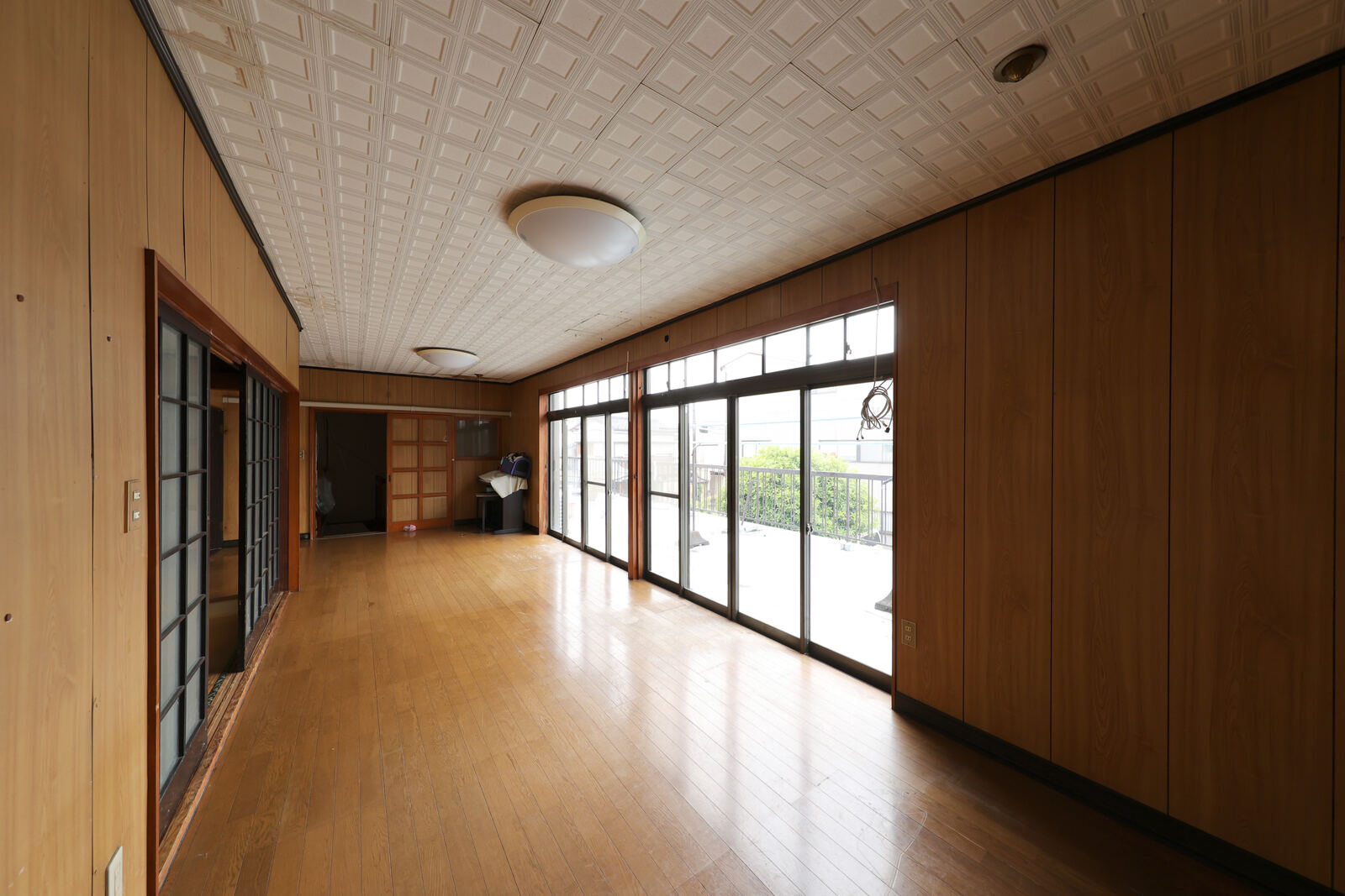 空き家の居間。板張りの天井と古い建具が残る