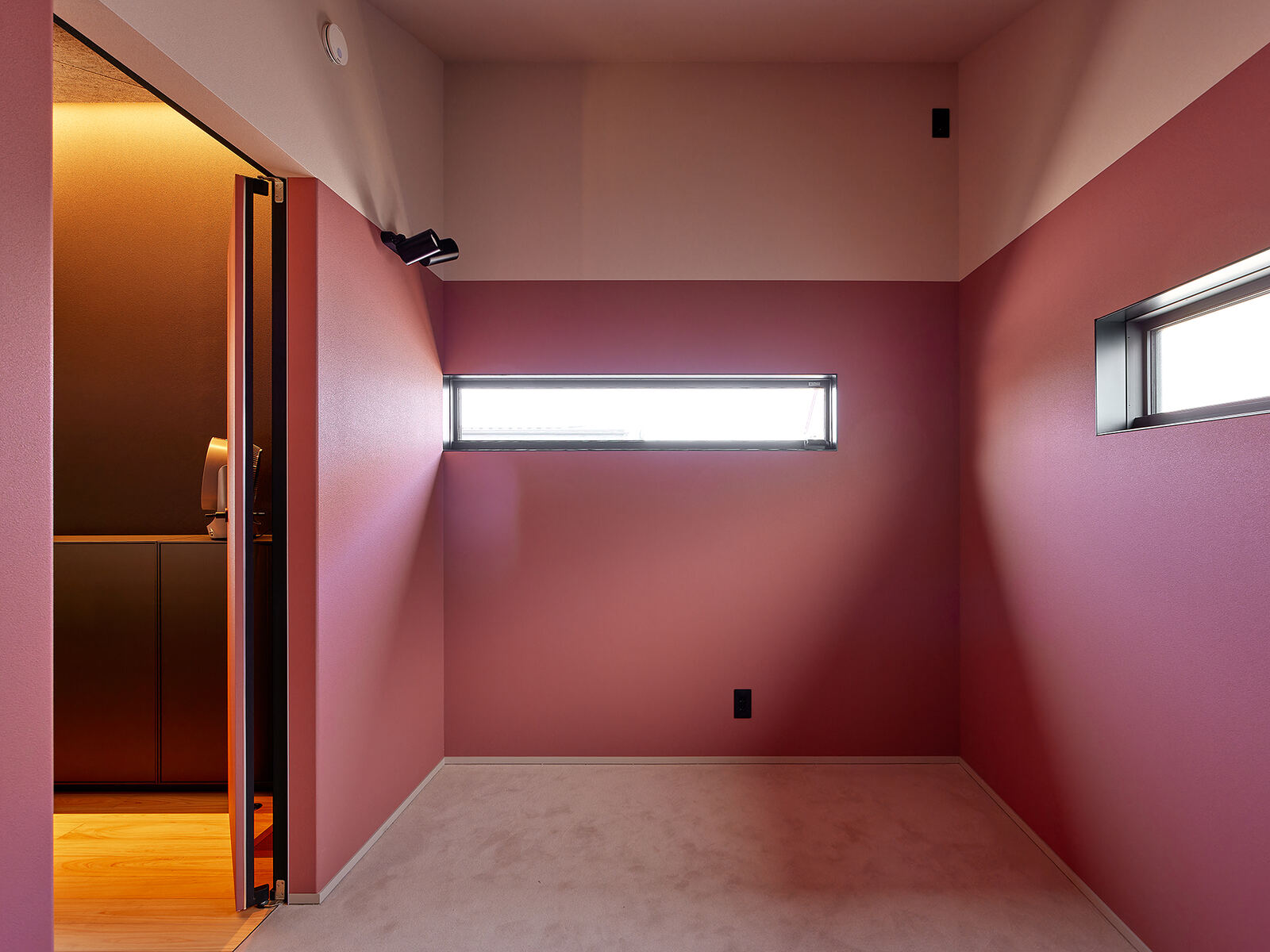 扉の向こうに見える、やわらかな色の部屋