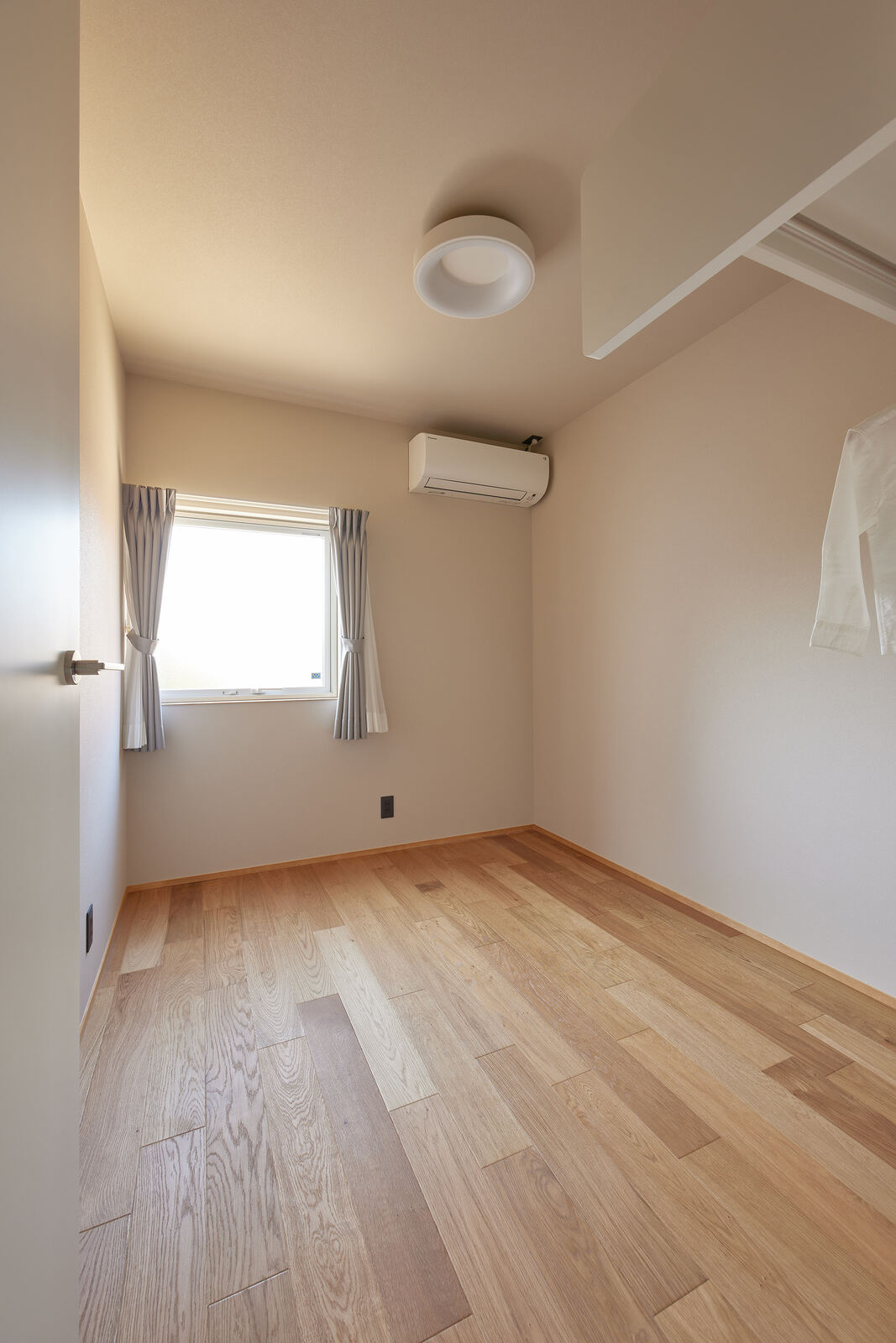 光の入る、仕上げの終わった白い部屋