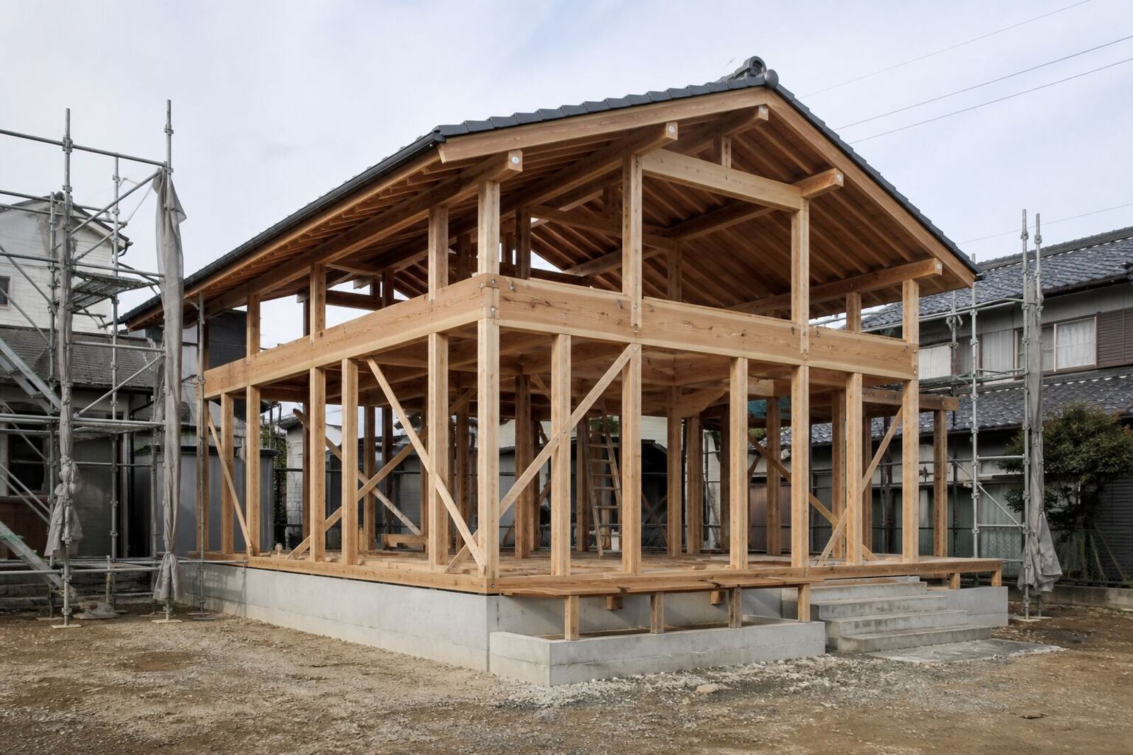 建て方を終えた木造軸組。柱と梁と筋かいが見えている