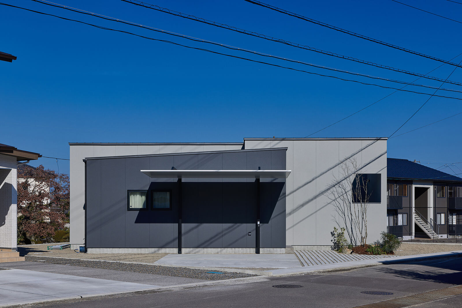 現地に建つ住まいの外観。遠方からでも現地スタッフが動きます