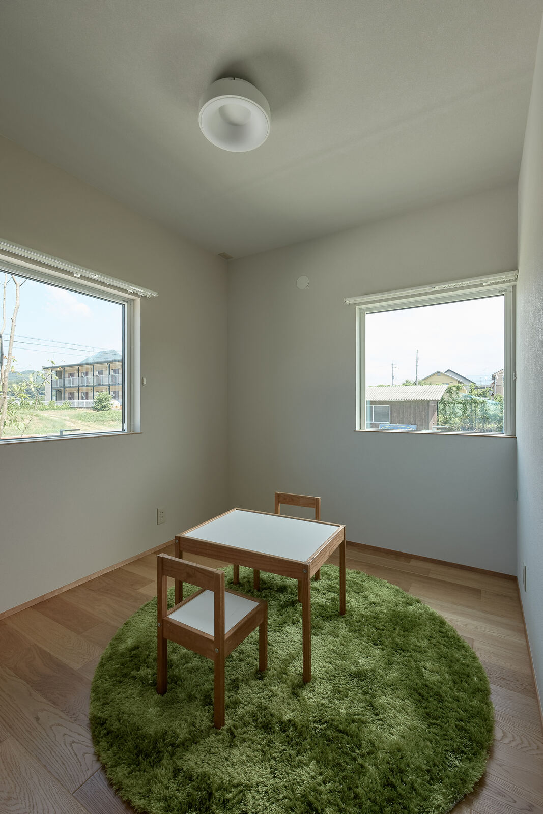 芝生ラグを敷いた子ども部屋