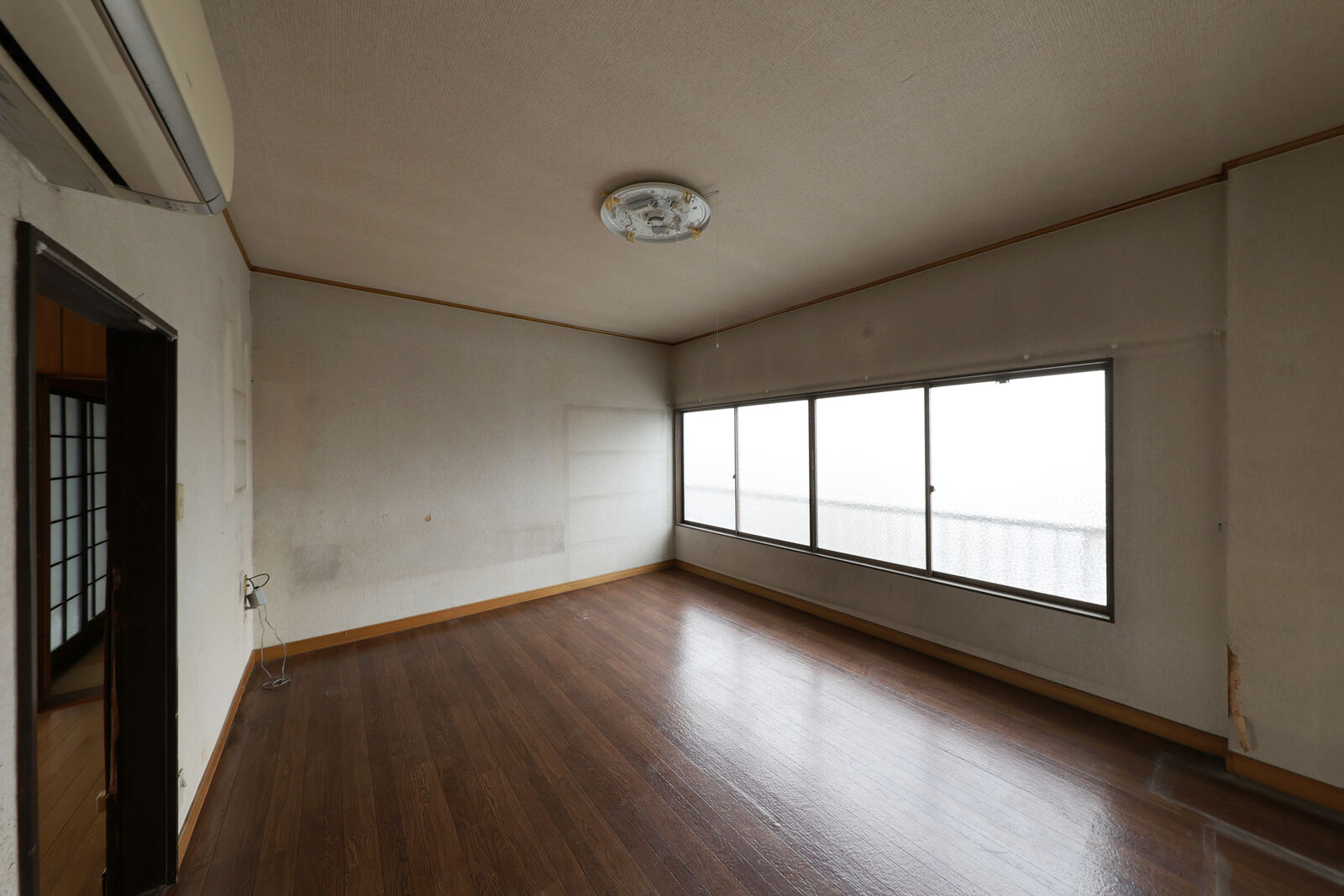 リノベーション前の建物の内部。既存の柱と天井