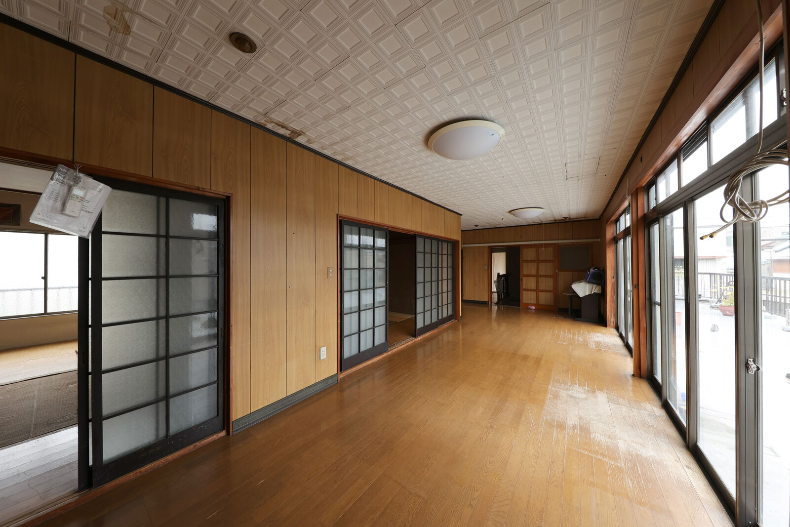 解体前の中古住宅。古い建具と畳の残る室内