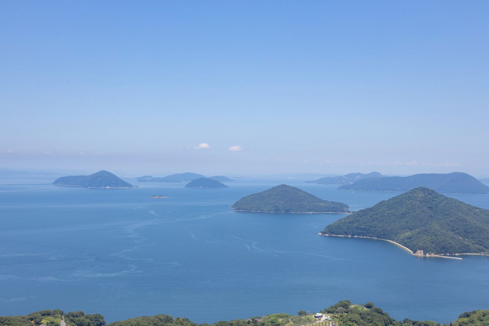青い海に浮かぶ瀬戸内の島々