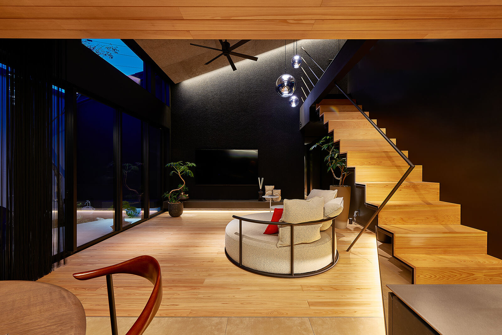 夜、灯りのともった吹き抜けリビング
