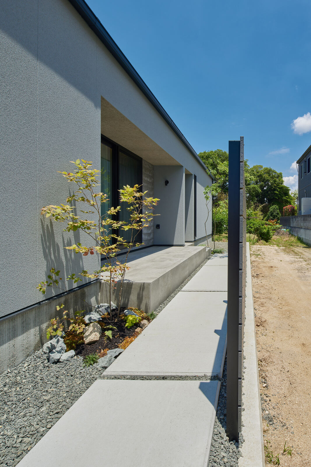カーポートを備えた、白い外壁の住宅