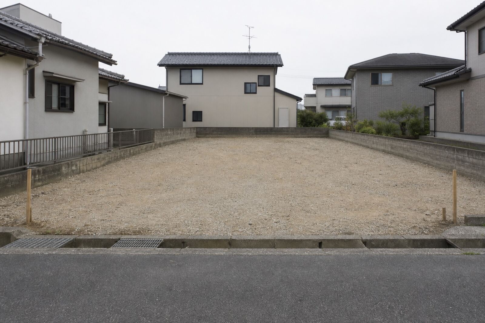 道路に面した、四角い更地の一区画