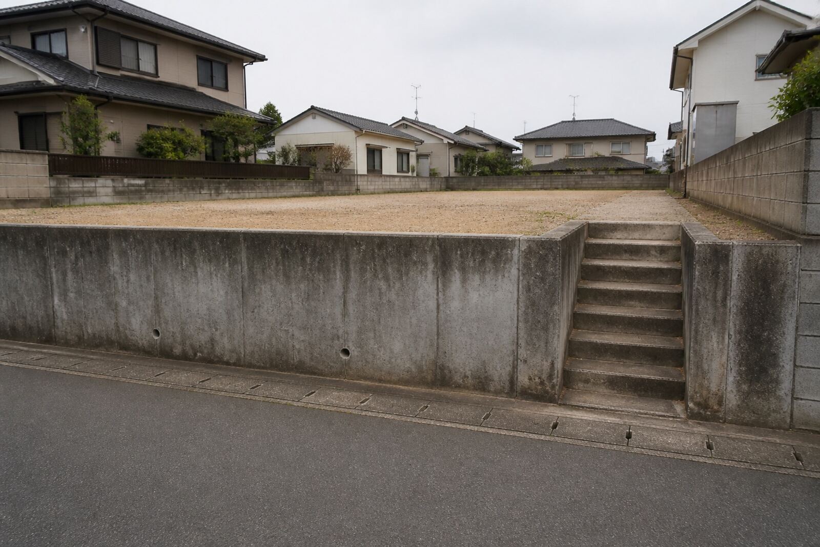道路より高い位置にある土地と、コンクリートの擁壁