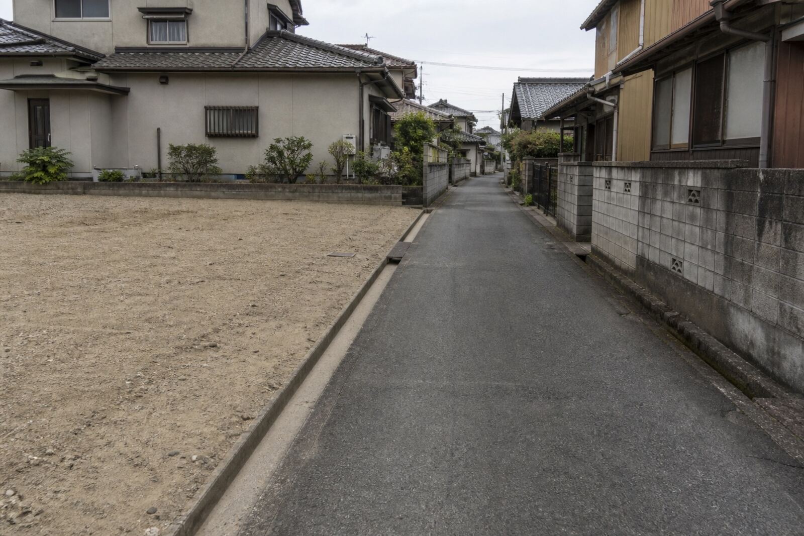 幅の狭い道に面した更地