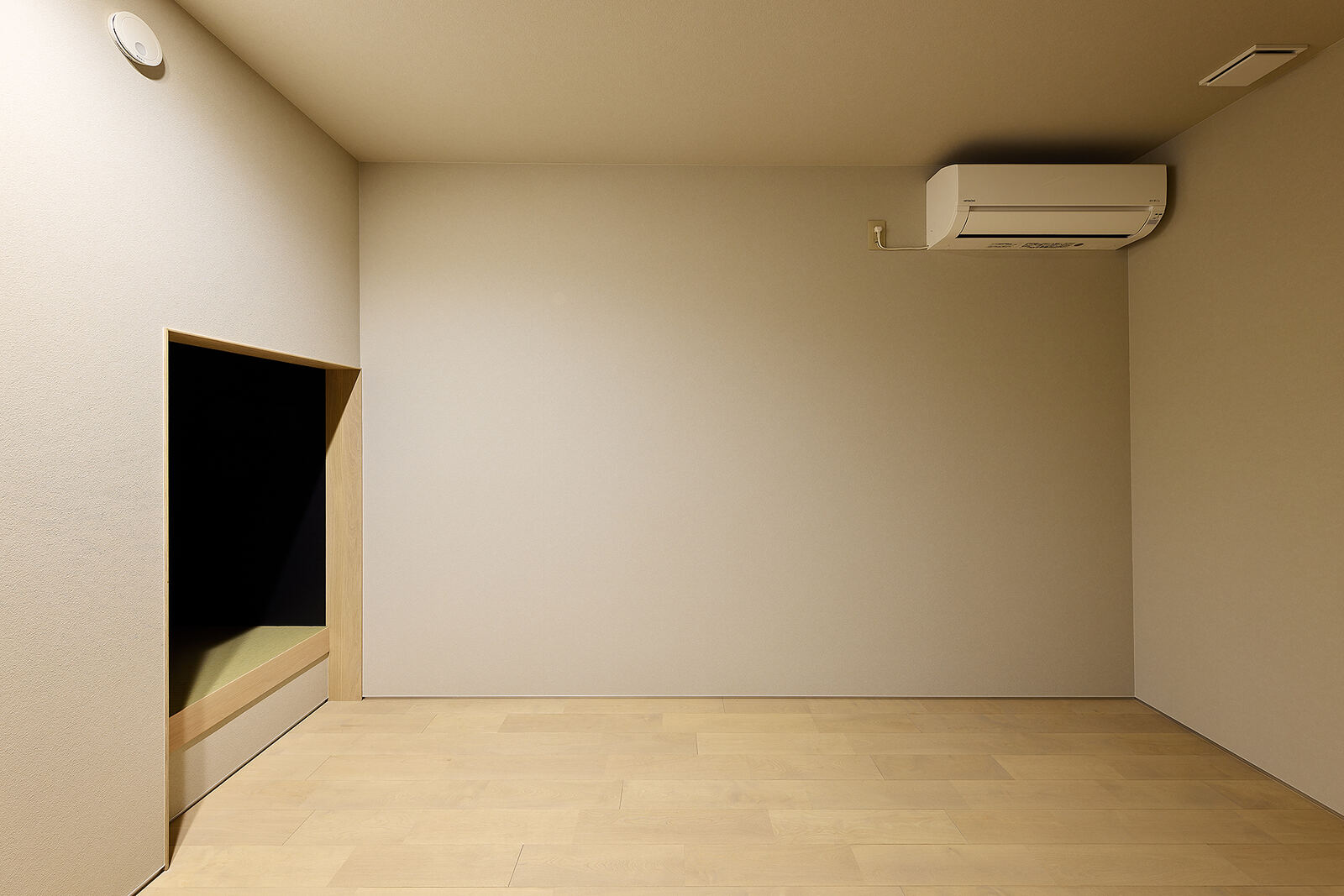 仕上げの終わった、家具の入る前の個室